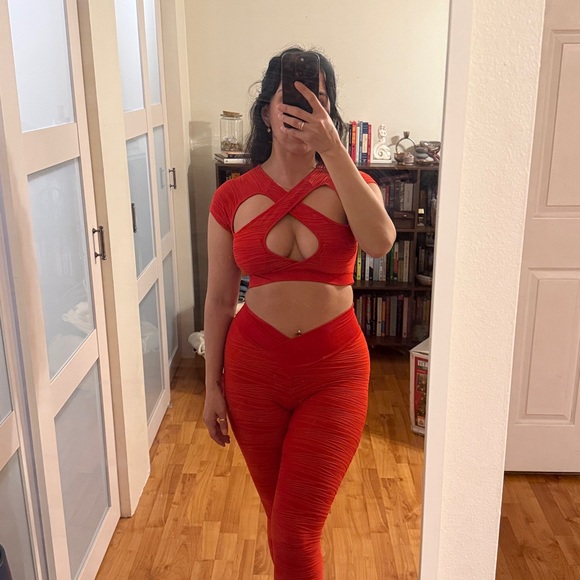 Red Cut-Out Matching Set - Picture 3 of 8
